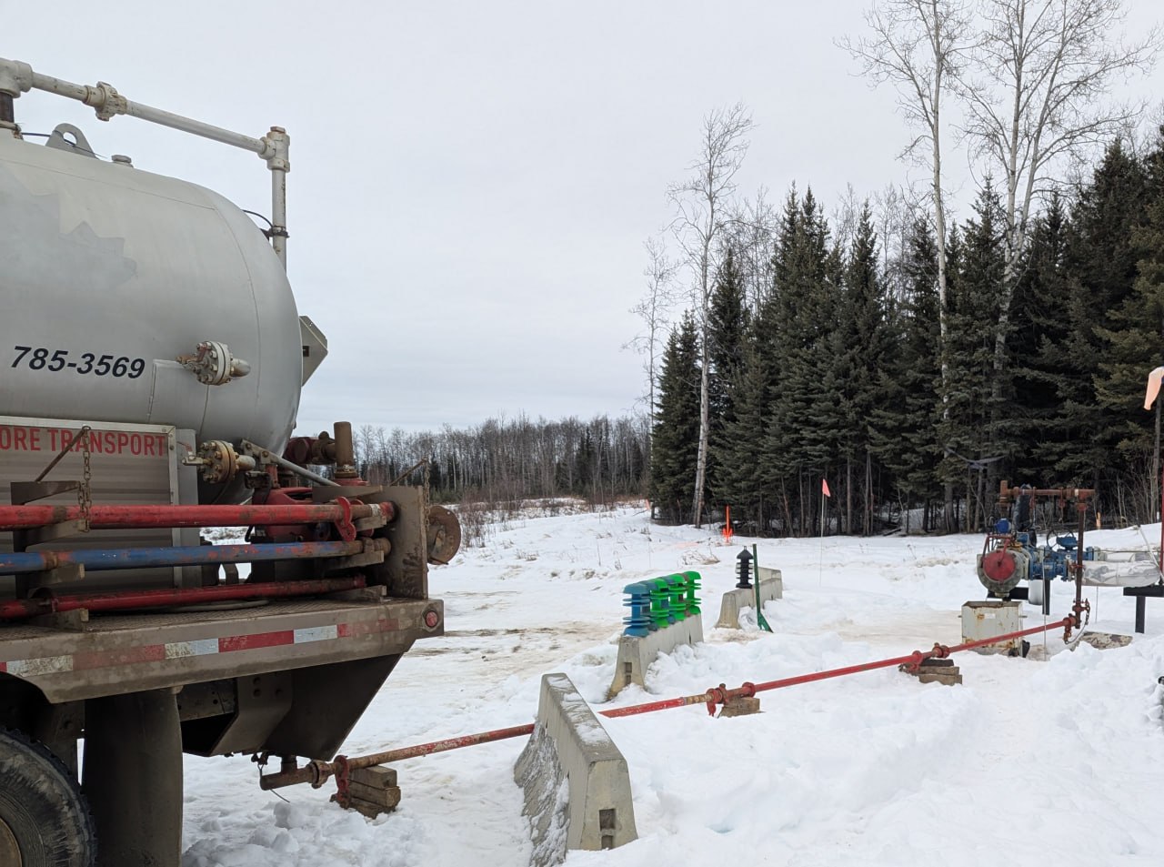 Field piping connection between truck, tank, and wellsite equipment